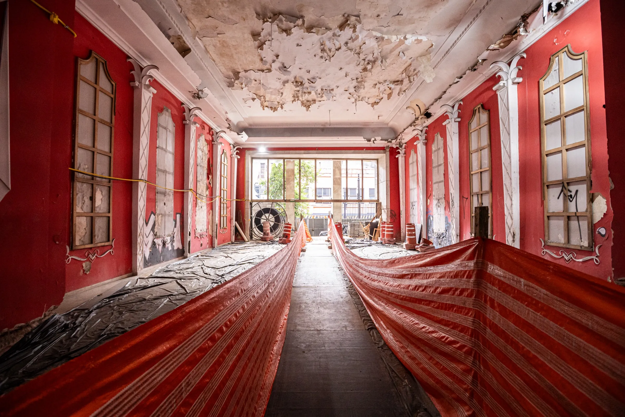 Salão de espera em mármore de um cinema-palácio da Cinelândia