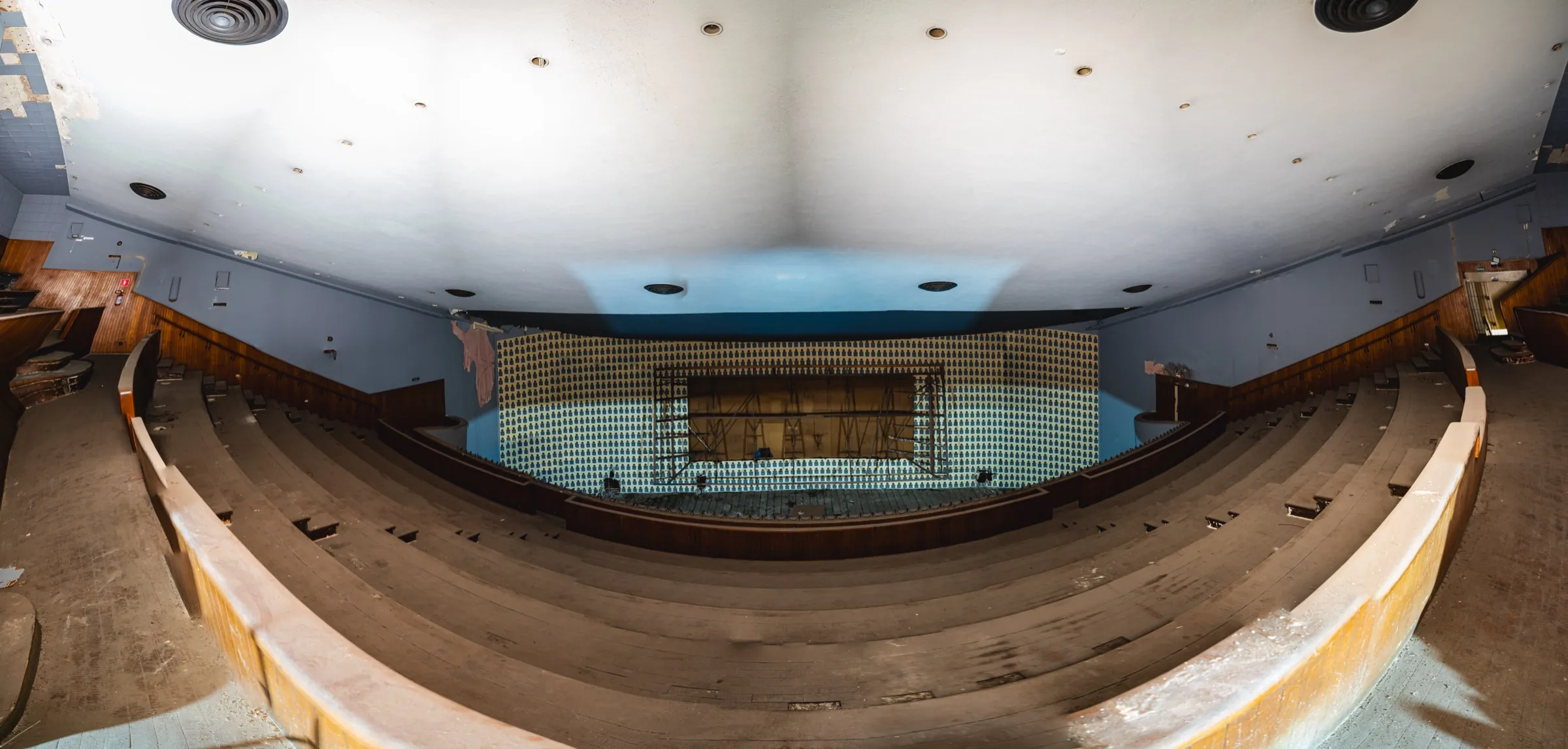 Sala de cinema degradada e silenciosa