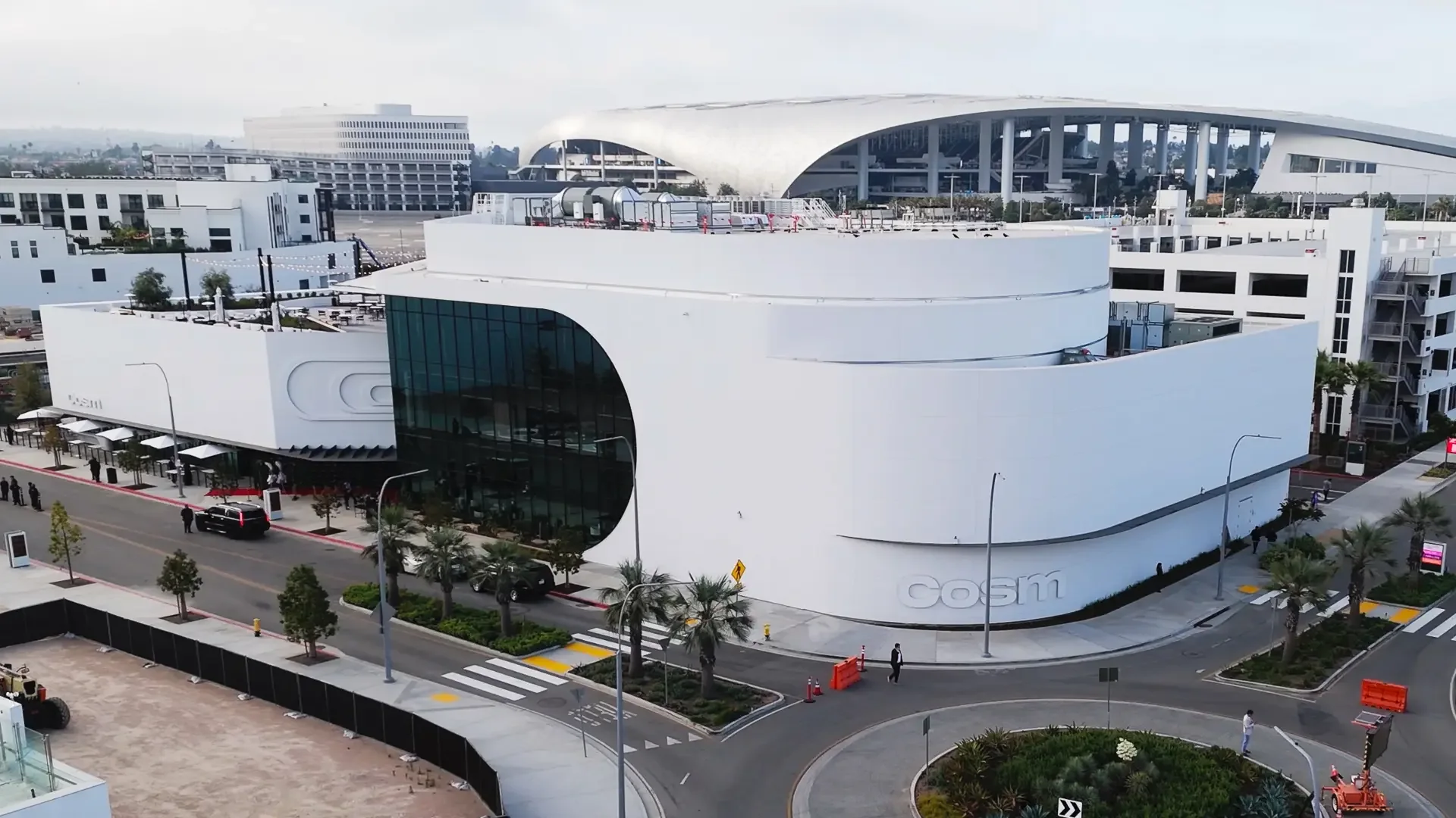 Fachada do venue COSM — o edifício imersivo em Los Angeles